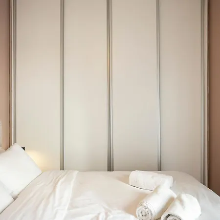 Apartment Spacious 2-bedroom Retreat In The Heart Of